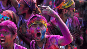Adolescents portant de la poudre colorée lors d'un événement scolaire au Canada