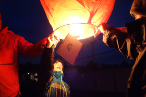 les gens lancent une lanterne de noël